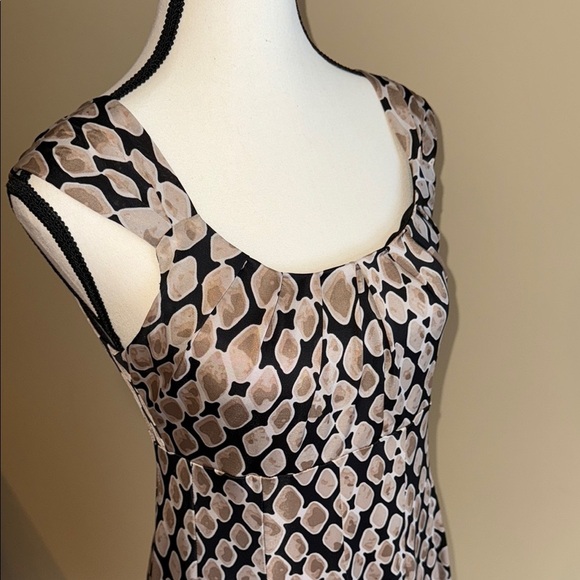 Elegant Black and Cream Patterned Dress - Picture 4 of 13